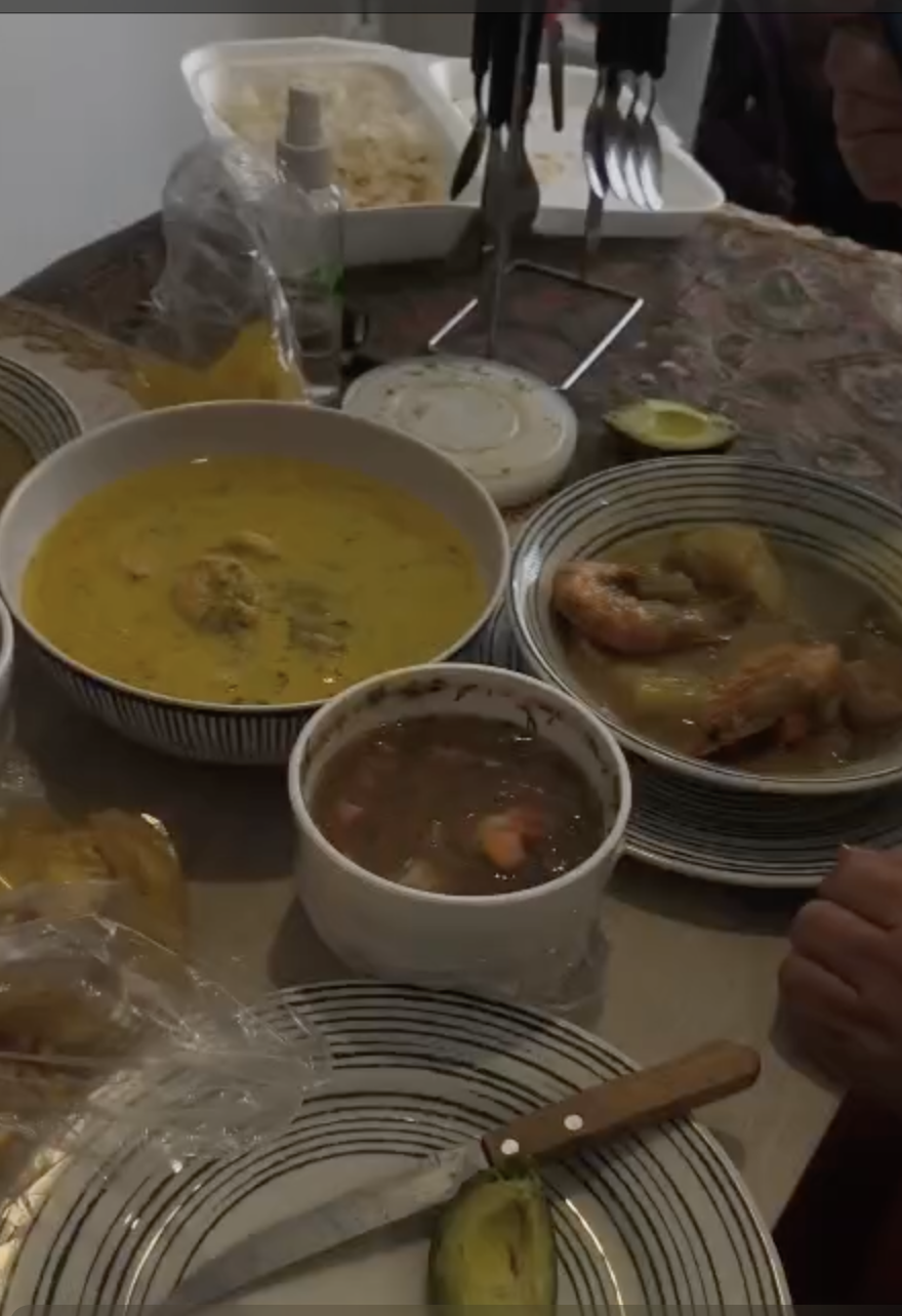 Clientes Disfrutando Nuestros Platos Tradicionales